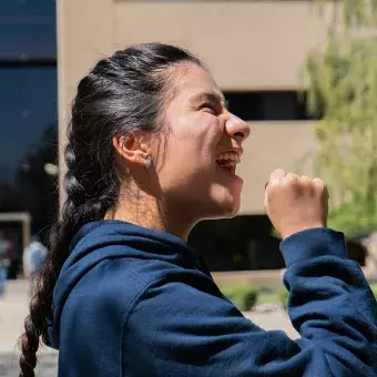 Alumna cantando feliz