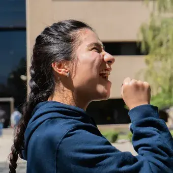 Alumna cantando feliz