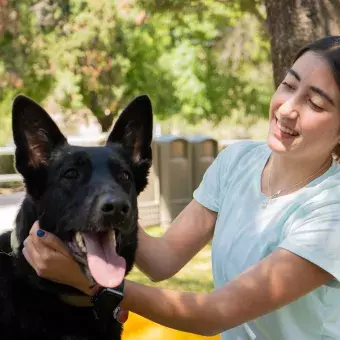 Estudiante sonriendo con mascota