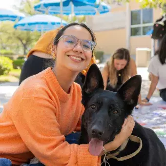 Alumna abrazando a mascota