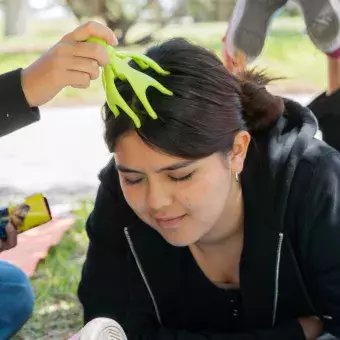 Estudiante relajada en jardín