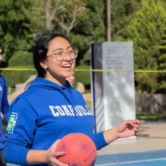 Alumna sosteniendo balón