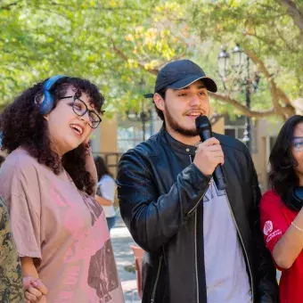 Alumnos en karaoke