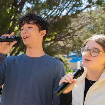 Alumnos cantando juntos