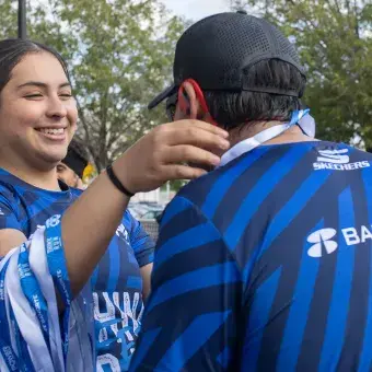 Entrega de medalla a participante 