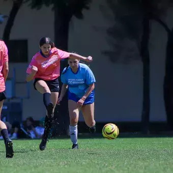 Dos alumnas de Sonora Norte en partido de fútbol contra Guadalajara.