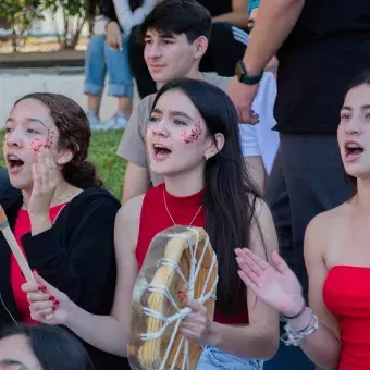 Alumnas echando porra a equipo