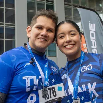 EXATEC y colaborador sonriendo a la cámara 