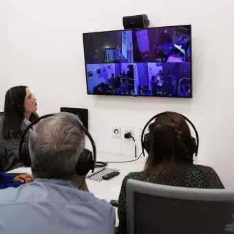 Colaboradores haciendo uso de la sala de observación.