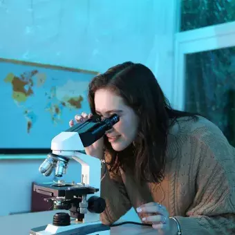 Estudiante en la sala de escape.