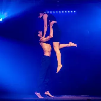 Nallely y Karol, actores y bailarines, congelados en un movimiento dramatico mostrando en plena presentación de Tec's Got Talent.