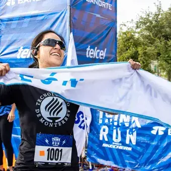 Alumna cruza la meta en primer lugar de su categoría