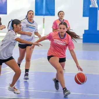 Alumna de Sonora Norte jugando basquetbol.