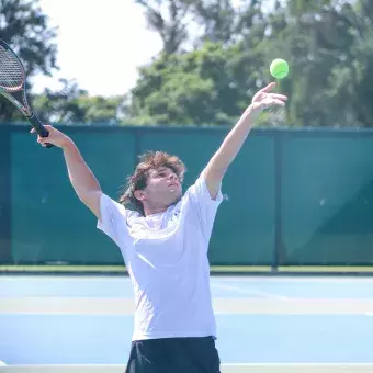 Joven preparando saque de tenis. 