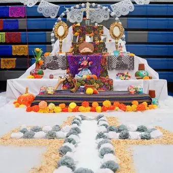 Altar de muertos de estudiantes.