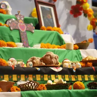 Detalles de un altar de muertos.