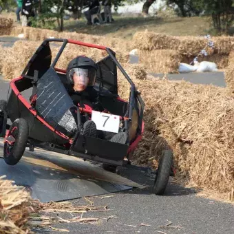 Por sexto año, la Escuela de Ingeniería y Ciencias y la Sociedad de Estudiantes de Ingeniería del Tecnológico de Monterrey en Cuernavaca llevaron a cabo la carrera de autos sin motor, Downhill Challenge Racer.