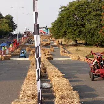 Por sexto año, la Escuela de Ingeniería y Ciencias y la Sociedad de Estudiantes de Ingeniería del Tecnológico de Monterrey en Cuernavaca llevaron a cabo la carrera de autos sin motor, Downhill Challenge Racer.