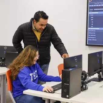 Profesor y estudiante en las instalaciones.