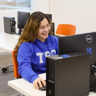 Estudiante usando las computadoras del espacio.