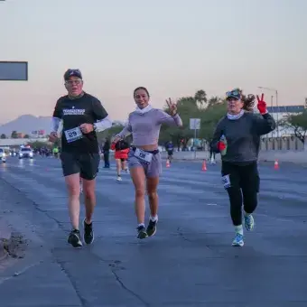 Tres personas corriendo