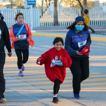 Niña corriendo con su familia