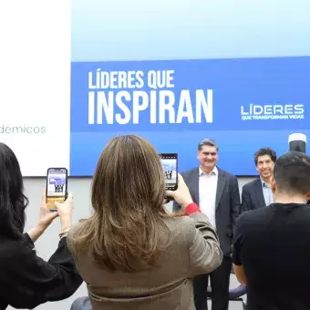 Se reconoce a líderes sobresalientes de la institución. 