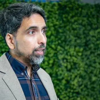 Sal Khan durante su entrevista con CONECTA en el Tec de Monterrey