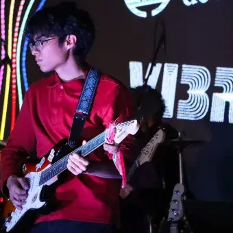 chico tocando el bajo 