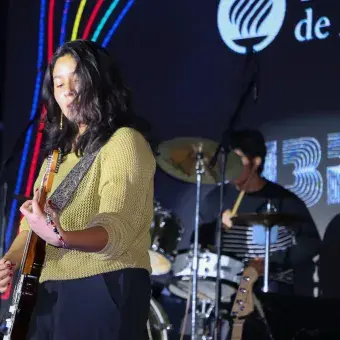 alumna tocando la guitarra eléctrica 