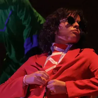 Estudiante actuando con traje rojo