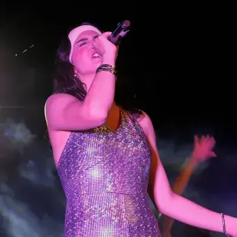 Estudiante cantando nota alta