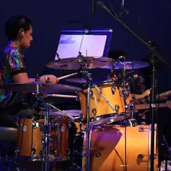 Estudiante tocando la batería