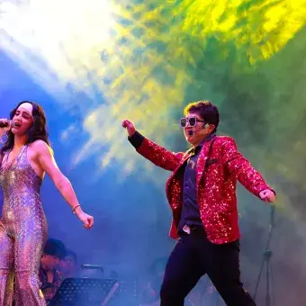 Estudiantes bailando y cantando