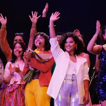 Estudiantes saludando