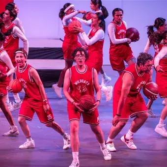 Troy Bolton y el equipo de los Wildcats interpretan una coreografía con balones de básquetbol durante el musical High School Musical: On Stage en el campus Hidalgo.