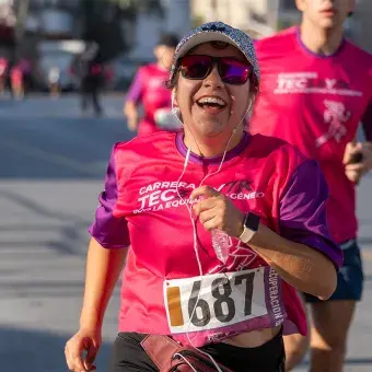 Persona alegre corriendo la Carrera Tec.