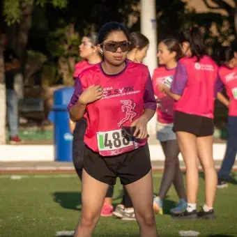 Persona calentando antes de comenzar la Carrera Tec.