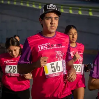 Alumno concentrado mientras corre la Carrera Tec.