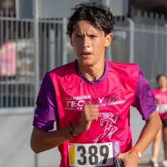 Persona esforzándose corriendo la Carrera Tec.