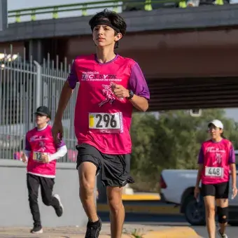 Alumno esforzándose en el tramo final de la Carrera Tec.