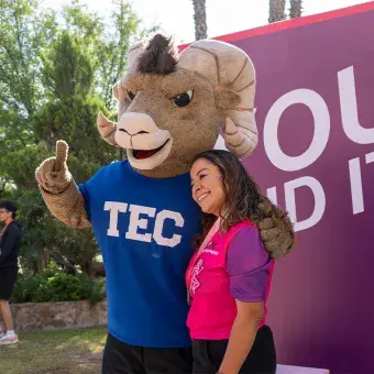 Persona tomándose una foto con Teus en la Carrera Tec.
