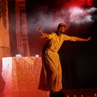 Estudiante actuando sobre el escenario