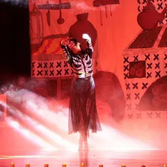 Estudiante bailando en el evento