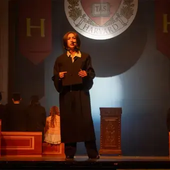 Alumna cantando en solitario en musical Legalmente Rubia. 