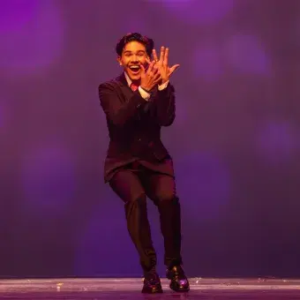 Alumno sonriendo en musical Legalmente Rubia.