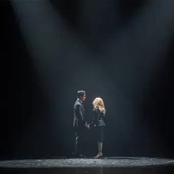 Alumnos bajo reflectores en escenario en musical Legalmente Rubia.