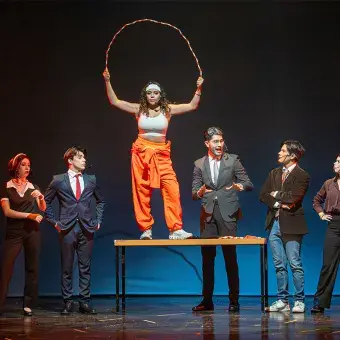 Alumnos discutiendo sobre problema en musical Legalmente Rubia.