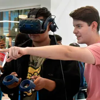 Estudiantes exponen sobre realidad virtual a comunidad lagunera en el Symposium de Inteligencia Artificial
