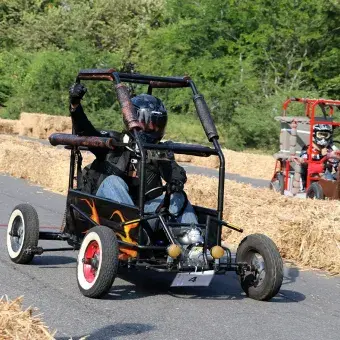 El Tec campus Cuernavaca realizó el Downhill Challenge 2025, donde equipos compitieron con gravity cars en una pista de obstáculos, premiando velocidad, diseño, creatividad y desempeño.